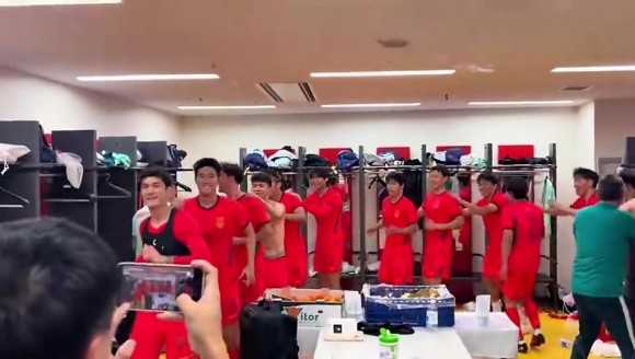 开火车咯~李昊：更衣室大家都在跳舞，安东尼奥跳得最嗨啦！